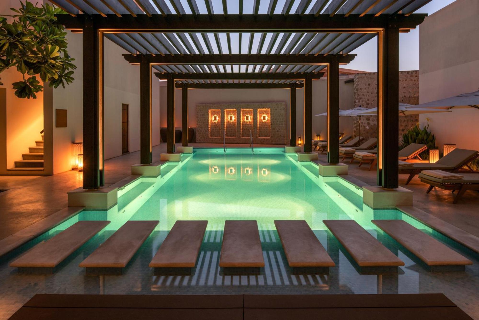 The Chedi Al Bait, Sharjah Hotell Exteriör bild The hotel's pool