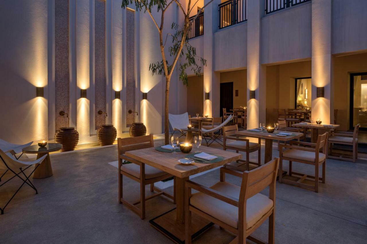 The Chedi Al Bait, Sharjah Hotell Exteriör bild The restaurant at the hotel