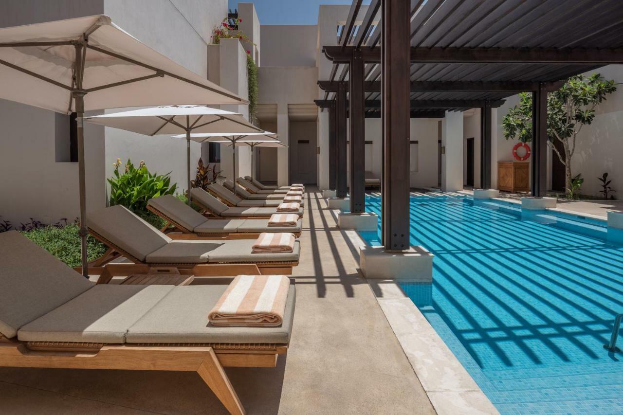 The Chedi Al Bait, Sharjah Hotell Exteriör bild The pool at the hotel